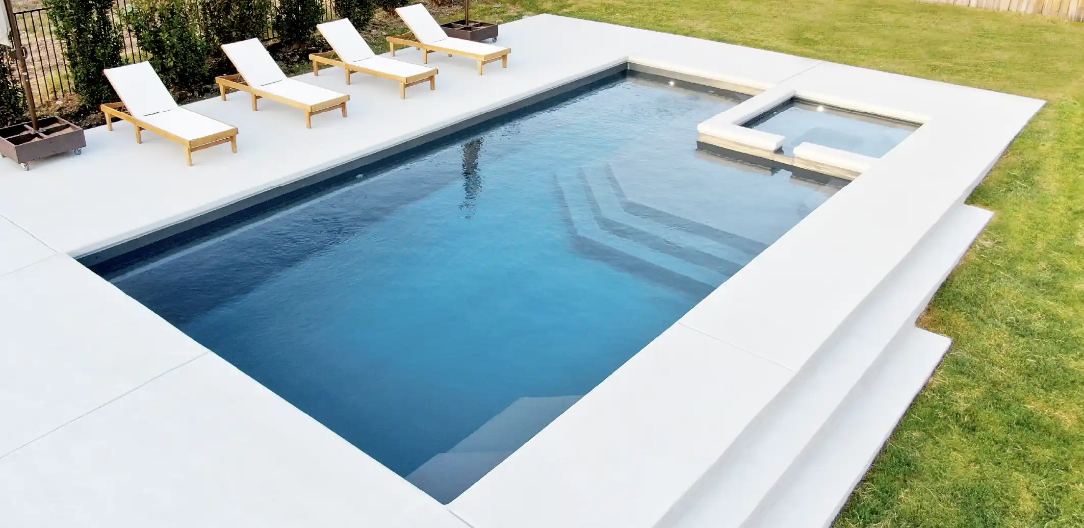 Key Features of the Luxe Fiberglass Swimming Pool